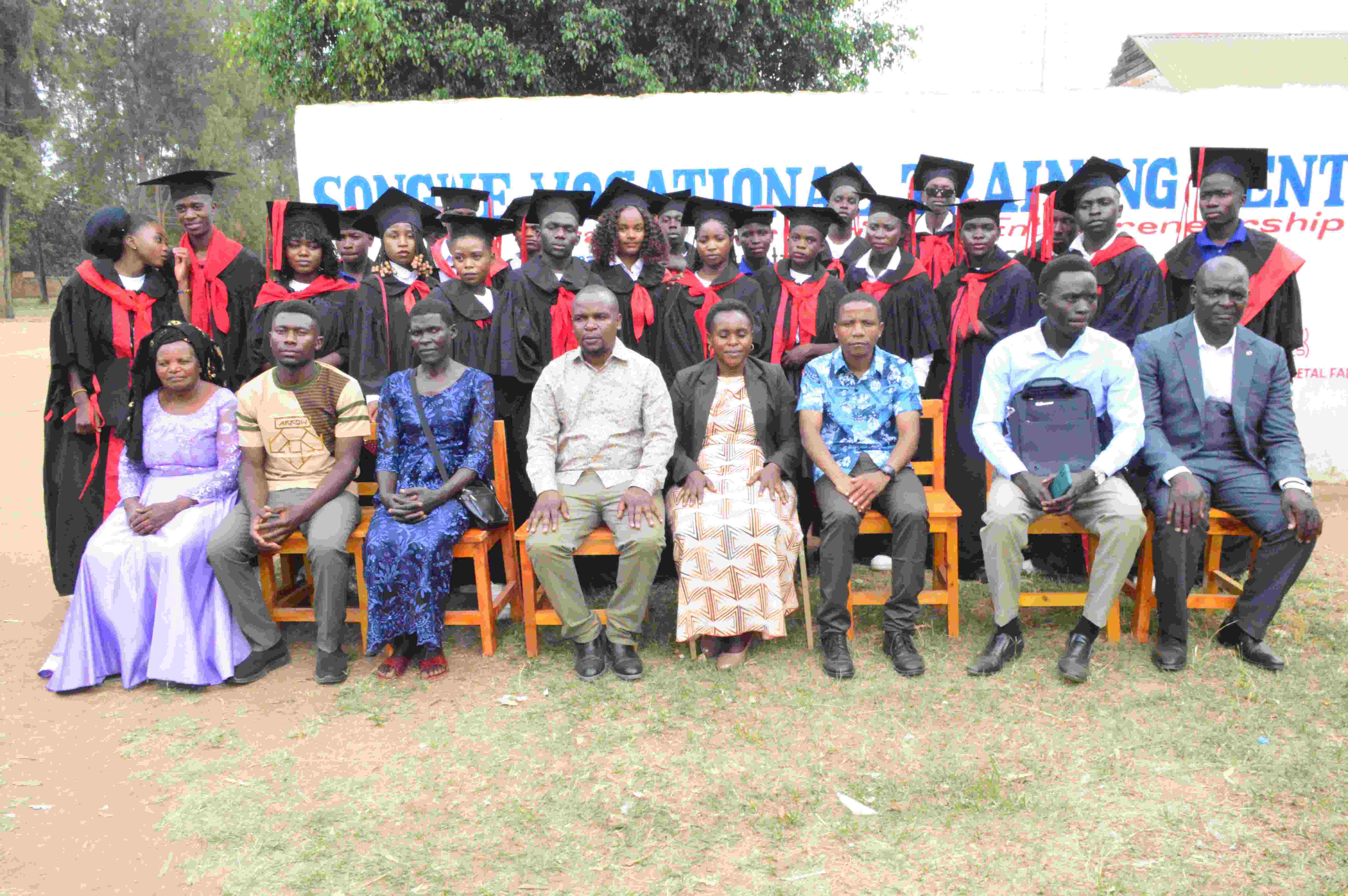 Uongozi wa chuo na Wazazi Pamoja na Wahitimu siku ya Maafali